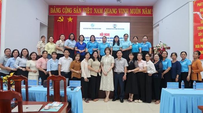 Các đại biểu và học viên chụp ảnh tại chương trình.