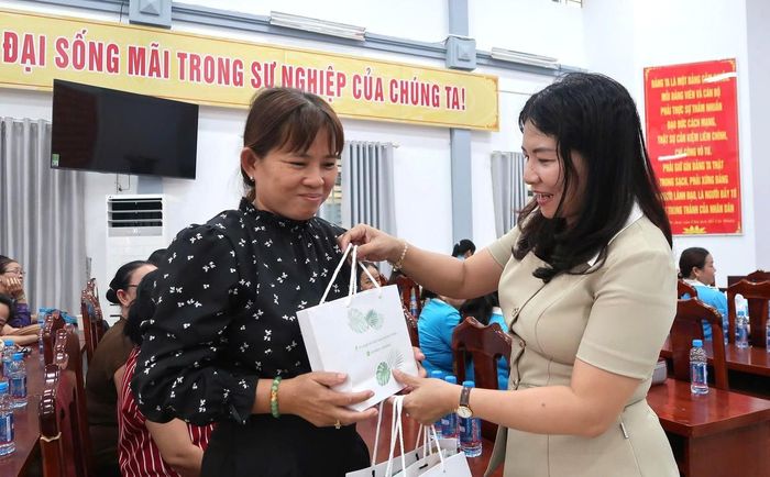 Bà Nguyễn Thị Ngọc Linh - Phó Chủ tịch Hội LHPN TPHCM tặng quà cho các học viên tham gia chương trình