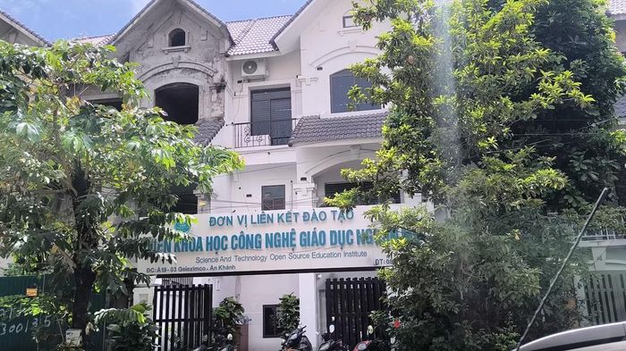 Ngay biển tại địa chỉ của CLB Phúc An thì tên Viện Khoa học Công nghệ Giáo dục Nguồn mở vẫn chiếm vị trí chủ đạo. Ảnh: Hà Khê