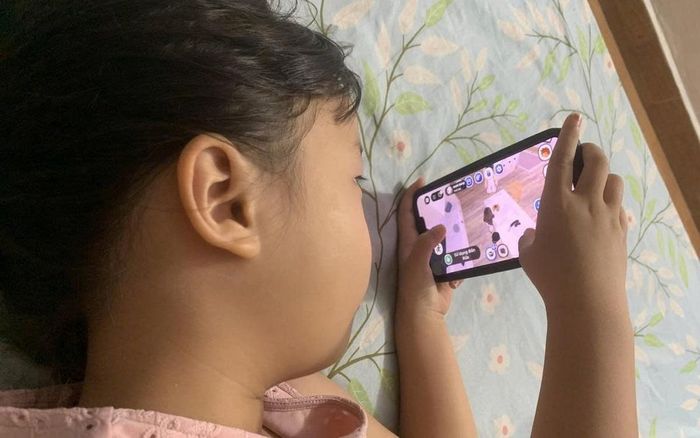 Khuê An (7 tuổi) tập trung xem video ngắn đến mức không để ý gì xung quanh. Mọi người gọi con đều không thưa, phải quát to con mới ngẩng đầu lên