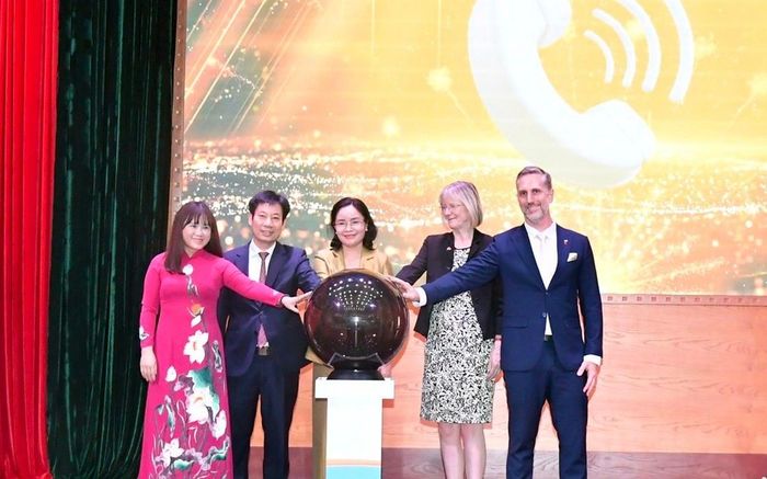 Lãnh đạo Bộ Văn hóa, Thể thao và Du lịch cùng các đại biểu thực hiện nghi thức kích hoạt, chính thức đưa Tổng đài điện thoại quốc gia về phòng, chống bạo lực gia đình 117 vào vận hành. Ảnh: TD