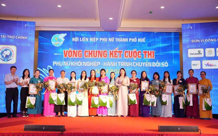 Ban tổ chức trao giải cho các thí sinh đạt giải ở vòng Sơ khảo