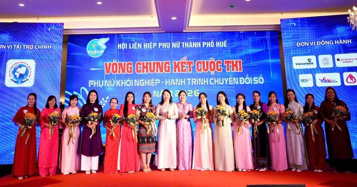 BTC tặng hoa cho các thí sinh 15 dự án tham dự vòng chung kết Cuộc thi