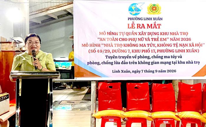 Bà Nguyễn Thị Phương Thùy, Chủ tịch Hội LHPN phường, phát biểu tại buổi lễ 