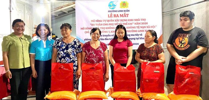 Ban tổ chức và chủ nhà trọ trao tặng 10 phần quà cho người lao động có hoàn cảnh khó khăn