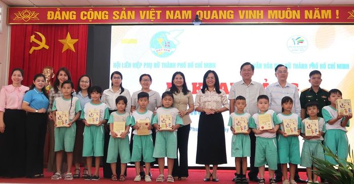 Ban tổ chức tặng quà cho con em hội viên, phụ nữ có hoàn cảnh khó khăn tại chương trình.