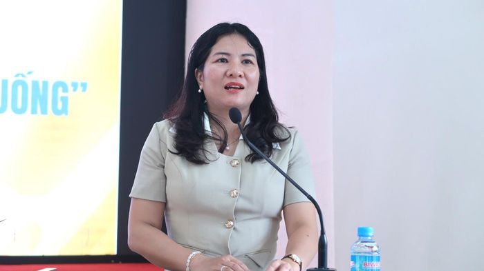 Bà Nguyễn Thị Ngọc Linh, Phó Chủ tịch Hội LHPN TPHCM, phát biểu tại lễ khai giảng.