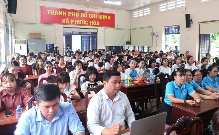 Các đại biểu tham gia tại lễ khai giảng lớp đào tạo nghề “Pha chế thức uống” dành cho hội viên, phụ nữ trên địa bàn xã Phước Hoà, TPHCM.