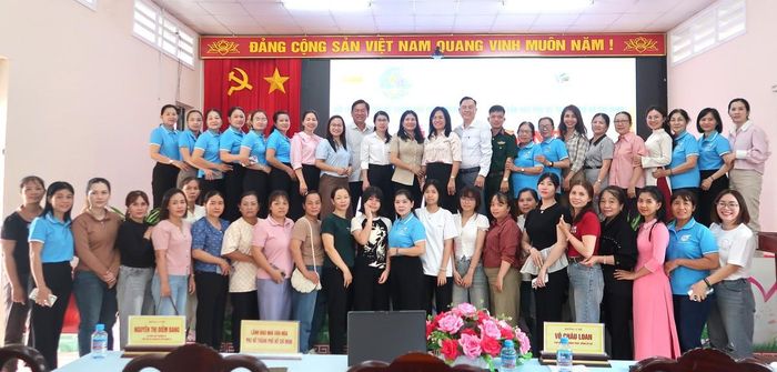 Học viên lớp “Pha chế thức uống” tại xã Phước Hòa chụp ảnh cùng lãnh đạo thành phố và địa phương.
