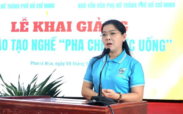 Bà Hồ Diễm Sang, Phó Chủ tịch Ủy ban MTTQ Việt Nam xã, Chủ tịch Hội LHPN xã Phước Hòa, TPHCM, phát biểu tại lễ khai giảng.