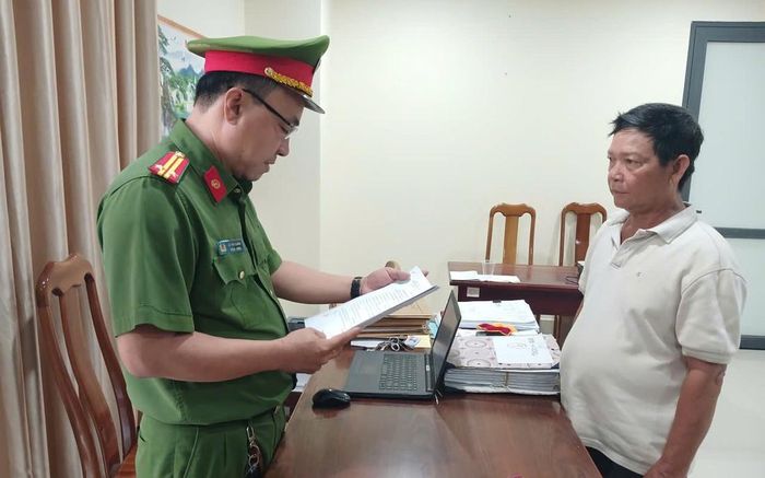Công an đọc lệnh khởi tố đối với Võ Thành Tám về hành vi mua bán hóa đơn trái phép - Ảnh: CACC