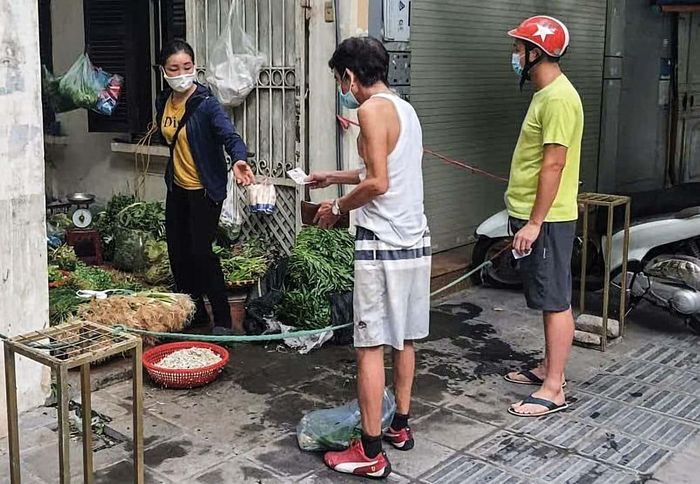 Trong những ngày thành phố bị phong tỏa vì Covid-19, những mạng lưới mua bán nhỏ vẫn giúp đời sống đô thị vận hành, trong khi các hệ thống lớn bị gián đoạn. Ảnh: Trần Trung Chính