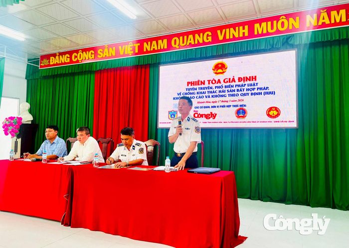 Tuyên truyền pháp luật đến bà con ngư dân.