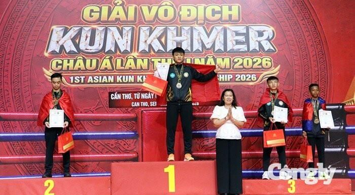 Bà Nguyễn Thị Ngọc Điệp, Phó Chủ tịch UBND TP Cần Thơ trao huy chương cho các vận động viên.