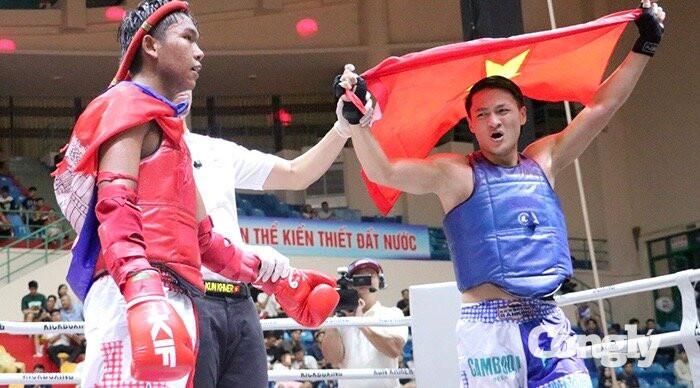 Vận động viên Việt Nam mừng chiến thắng trong trận chung kết.