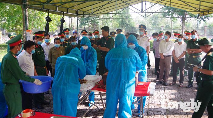 Tiến hành lấy mẫu sinh phẩm xác định danh tính hài cốt liệt sĩ tại Nghĩa trang Liệt sĩ xã Năm Căn