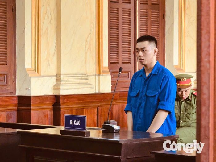 Tạ Lê Hoàng Khả Minh (SN 2002) bị TAND TP.HCM tuyên phạt 15 năm tù về tội “Giết người”.