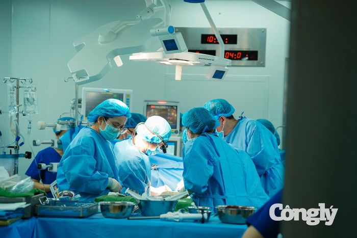 Các y bác sĩ thực hiện ca phẫu thuật.