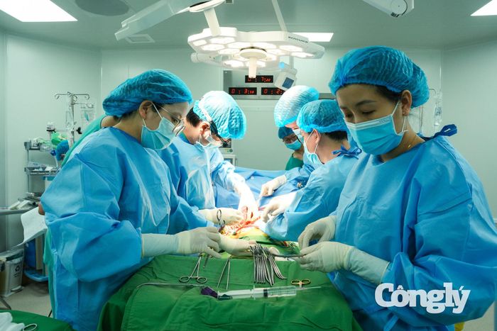Quá trình phẫu thuật đòi hỏi sự phối hợp chính xác giữa nhiều ê-kíp, từ lấy và bảo quản mảnh ghép đến tái lập tuần hoàn, nối mạch máu và đường mật.