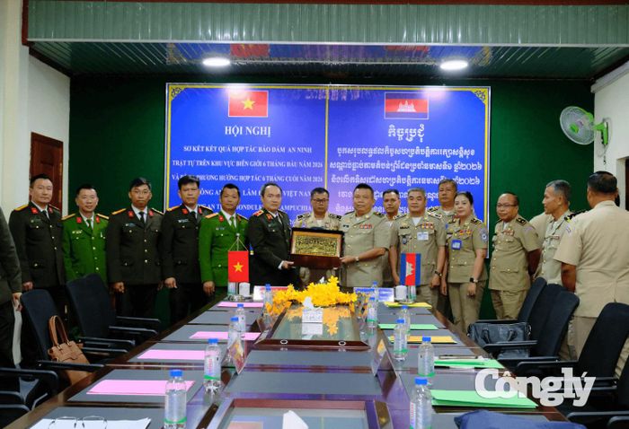 Đại diện lãnh đạo công an tỉnh lâm đồng nhận quà lưu niệm của công an tỉnh Mondulkiri campuchia.