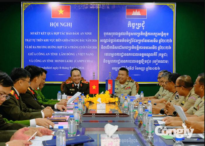 Thiếu tướng Trương Minh Đương, Giám đốc Công an tỉnh Lâm Đồng và Thiếu tướng Chea Chettra, Giám đốc Công an tỉnh Mondulkiri đồng chủ trì hội nghị.