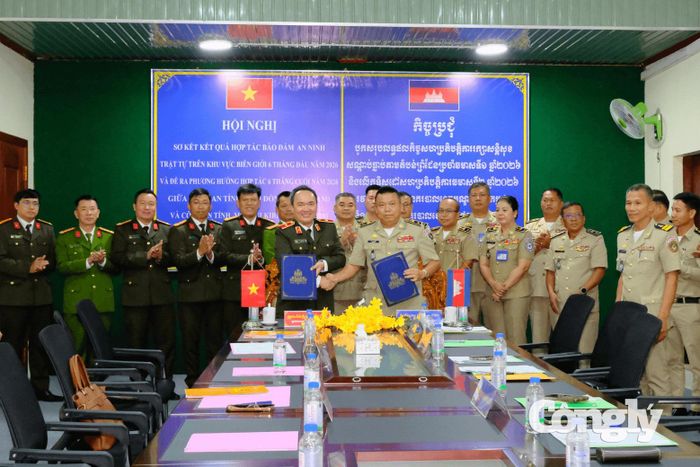 Công an hai tỉnh ký biên bản Hội nghị.