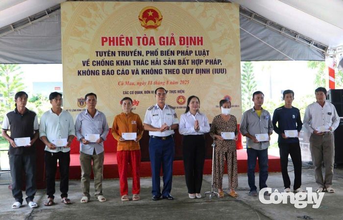 Lãnh đạo Báo Công lý và Bộ Tư lệnh Vùng Cảnh sát biển 4 trao quà cho ngư dân tại xã Gành Hào, tỉnh Cà Mau tại phiên tòa giả định chống khai thác IUU năm 2025 (Ảnh tư liệu)