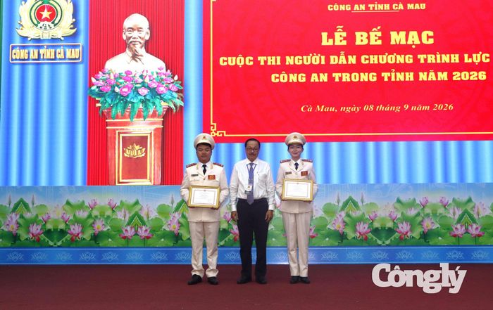 Đạo diễn Phan Hùng trao giải Nhì cho 2 thí sinh