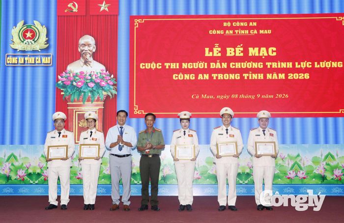 Đại tá Lý Văn Liệt, Trưởng phòng Công tác chính trị và MC Danh Phạm Anh Tuấn. Báo và PTTH Cà Mau trao giải Ba cho các thí sinh