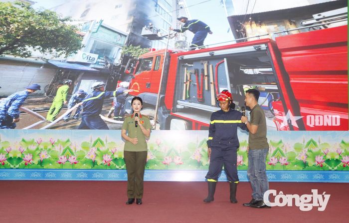 Việc có nhân vật bất ngờ xuất hiện ngoài kịch bản, đòi hỏi sự khéo léo, ứng biến linh hoạt của thí sinh