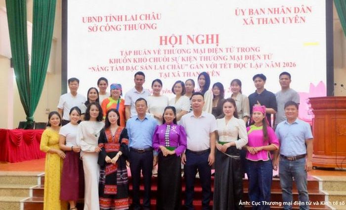 Các đại biểu, KOL, nhà sáng tạo nội dung số, Á hậu 1 cuộc thi Hoa hậu Hữu nghị Hòa bình Quốc tế 2026 Lò Thị Son chụp ảnh lưu niệm tại buổi tập huấn thương mại điện tử ngày 29/8 tại Lai Châu.