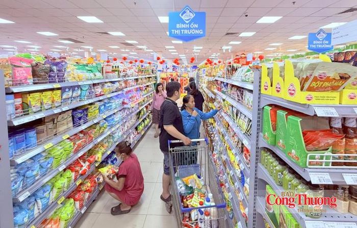Tổng mức bán lẻ hàng hóa và doanh thu dịch vụ tiêu dùng của TP. Hồ Chí Minh trong 8 tháng đầu năm 2026 tăng 13,7%, tạo thêm động lực cho sản xuất và thương mại.