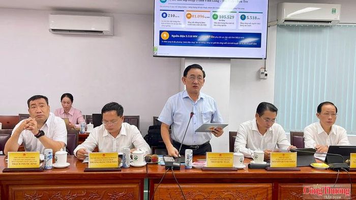 Ông Trần Quốc Tuấn, Giám đốc Sở Công Thương tỉnh Vĩnh Long, báo cáo tại buổi làm việc. 