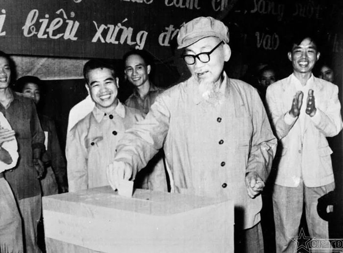 Chủ tịch Hồ Chí Minh đi bỏ phiếu bầu cử ngày 6/1/1946. Ảnh: QPTD