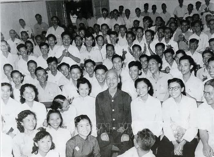 Chủ tịch Hồ Chí Minh với các đại biểu dự Đại hội lần thứ III của Hội Nhà báo Việt Nam (8/9/1962). Ảnh: Tư liệu TTXVN