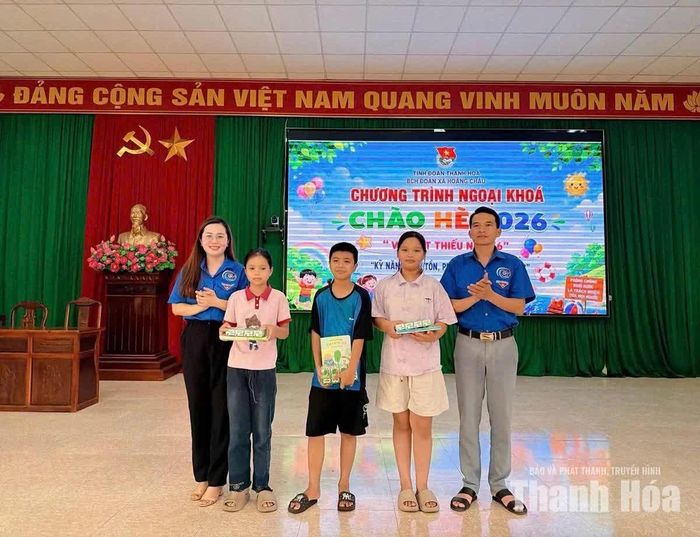 Bí thư Đoàn xã Hoằng Châu Nguyễn Thị Huyền Trang tặng quà cho các em thiếu nhi tham gia chương trình ngoại khóa chào hè 2026.