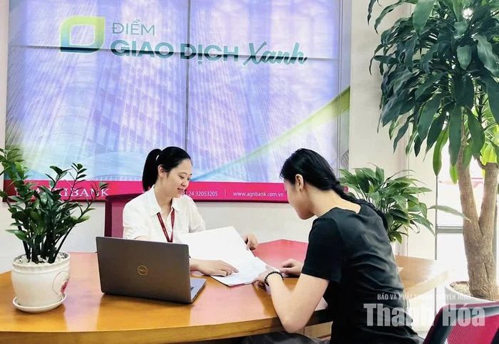 Cán bộ Agribank Bắc Thanh Hóa hướng dẫn người dân các thủ tục thanh toán trực tuyến.