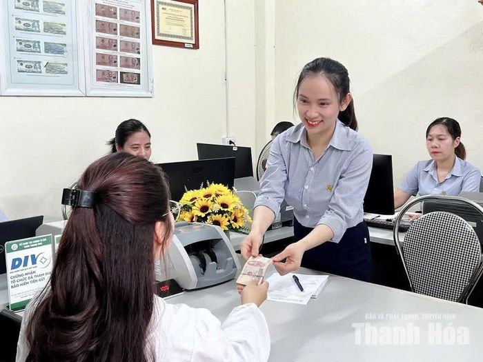 Người dân đến gửi tiết kiệm tại Phòng Giao dịch phường Đông Sơn (Tổ chức TCVM Thanh Hóa).