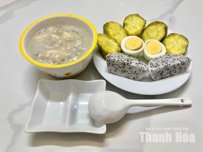 Món chè khoai dẻo đơn giản, không sặc sỡ như mua ở quán cùng bữa tối nhẹ nhàng, thanh đạm với trứng gà và khoai lang hấp được chị Nguyễn Lê chế biến.