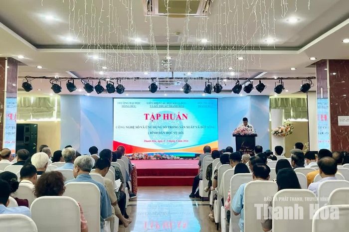 Cán bộ, hội viên xuất sắc và tiêu biểu trong lao động và sản xuất trên địa bàn tỉnh được tập huấn nâng cao kỹ năng số.