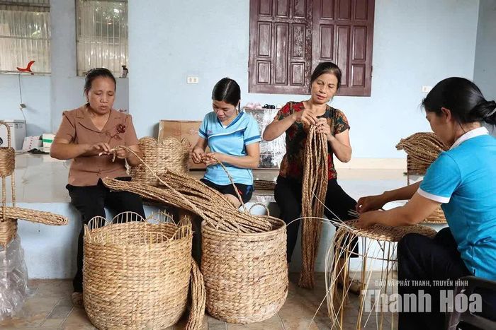 Người dân làm các sản phẩm thủ công từ cói, bèo tây tại cơ sở của chị Lý Thị Tuyết, thôn Xa Liễn, xã Nga Thắng.