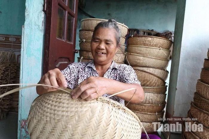 Bà Lại Thị Dần, 67 tuổi, thôn Xuân Tiến, xã Nga Thắng, đã gắn bó với nghề mây tre đan hơn 60 năm.