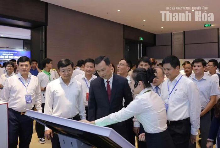 Đồng chí Tô Anh Dũng, Phó Bí thư Tỉnh ủy, Chủ tịch UBND tỉnh trao đổi nắm tình hình hoạt động của các doanh nghiệp và các vướng mắc phát sinh cần tháo gỡ Ảnh: Phong Sắc.
