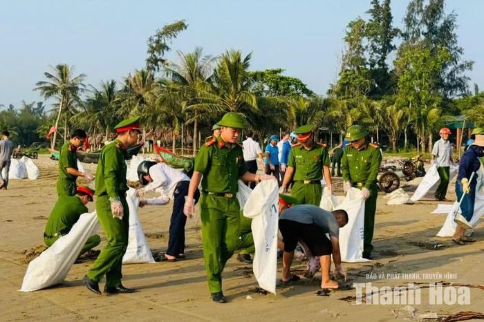 Lực lượng công an tham gia dọn vệ sinh môi trường.
