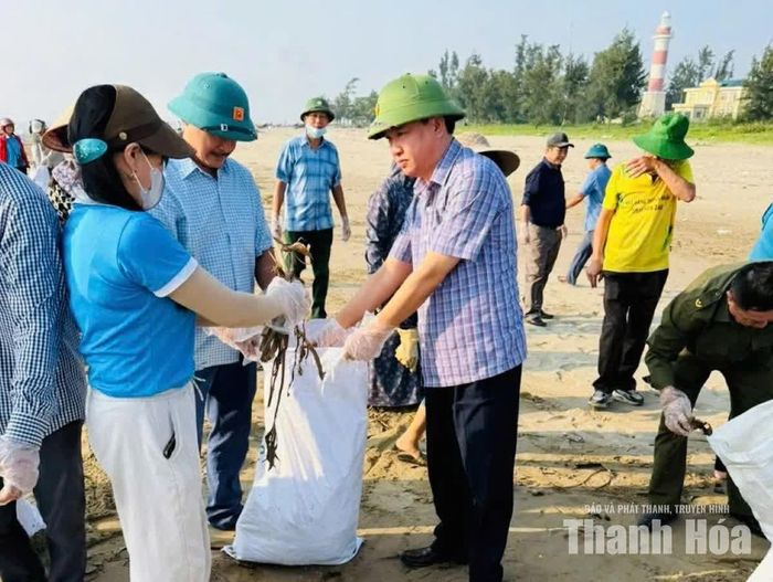 Bí thư Đảng ủy phường Ngọc Sơn Mai Sỹ Lân và cán bộ công chức Đảng ủy, UBND phường tham gia dọn vệ sinh