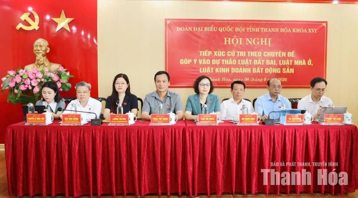 Các ĐBQH tại hội nghị tiếp xúc cử tri.