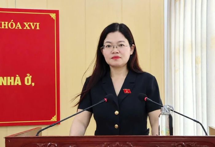 Phó Trưởng Đoàn ĐBQH tỉnh Thanh Hóa Lương Thị Hoa phát biểu đề dẫn tại hội nghị.