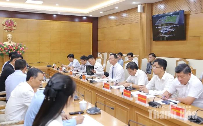 Chủ tịch UBND tỉnh Tô Anh Dũng và các đại biểu làm việc với Công ty TNHH Kho ngầm xăng dầu Dầu khí Việt Nam.