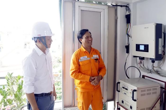 Với mục tiêu “mỗi mái nhà là một nguồn điện xanh”, hiện nay nhiều cán bộ, công nhân viên trong Công ty Điện lực tích cực tuyên truyền, đồng thời tiên phong hưởng ứng lắp đặt hệ thống ĐMTMN tự sản xuất, tự tiêu thụ.