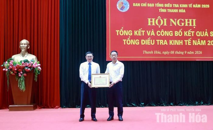Phó Chủ tịch UBND tỉnh Lê Quang Hùng trao Bằng khen cho thành viên Ban chỉ đạo TĐTKT năm 2026.